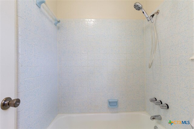 bathroom with tiled shower / bath combo