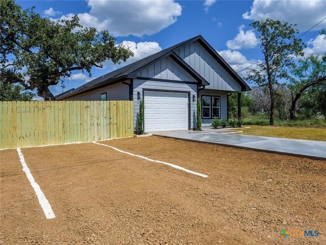 view of front facade with a garage