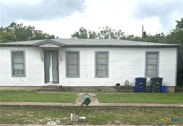 view of front facade with a front yard