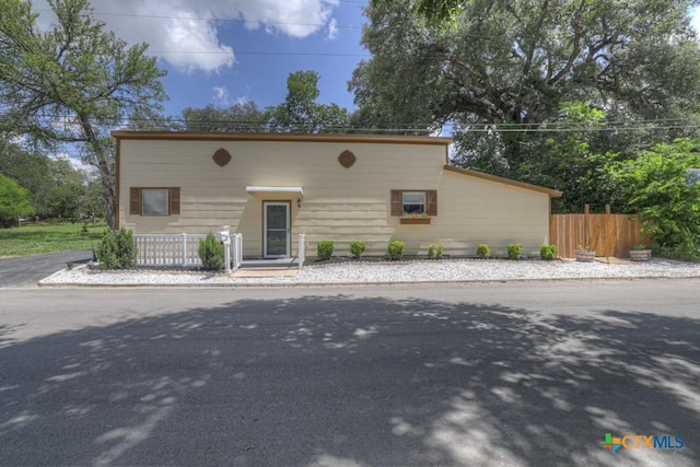 332 W Klein St, Seguin, TX 78155 - view of front facade