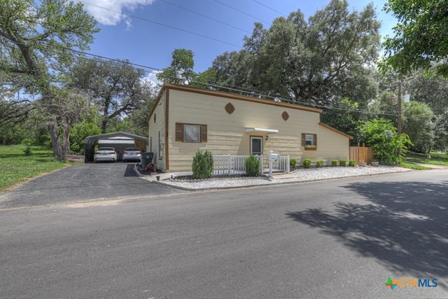 332 W Klein St, Seguin, TX 78155 - view of front facade featuring a detached carport and driveway