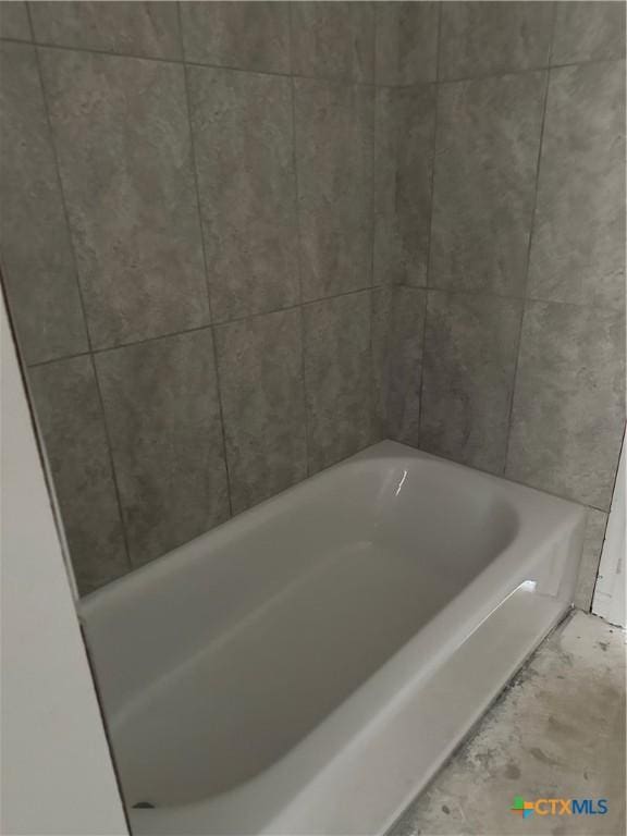 full bathroom featuring a bathtub