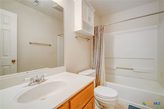 1495 Makinson Rd, La Grange, TX 78963 - bathroom featuring vanity, toilet, and shower / tub combo with curtain