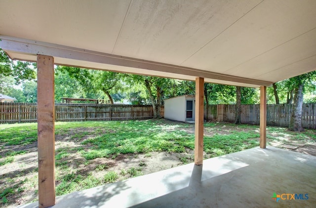 view of yard featuring a patio