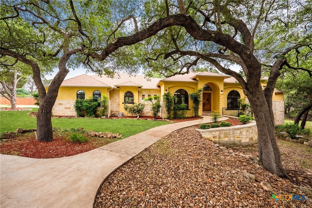 view of front of house featuring a front lawn