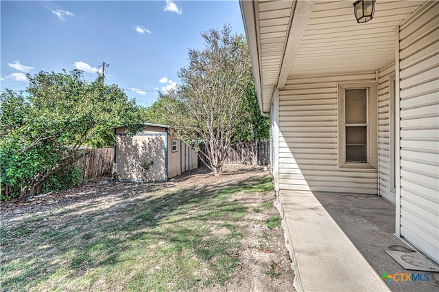 view of yard with a storage shed