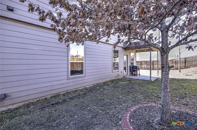 view of yard featuring a patio