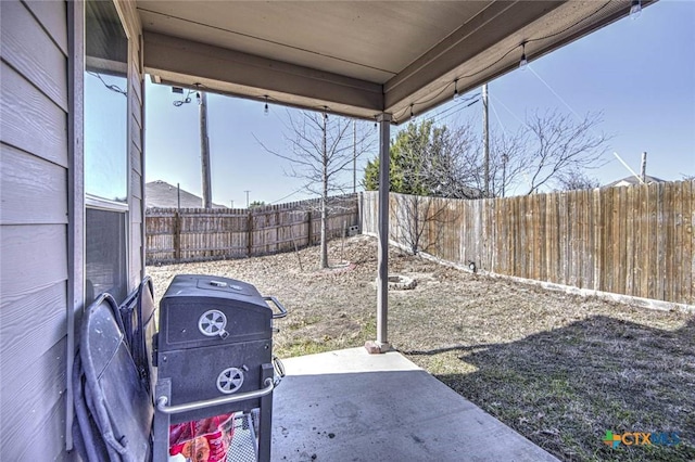 view of yard featuring a patio