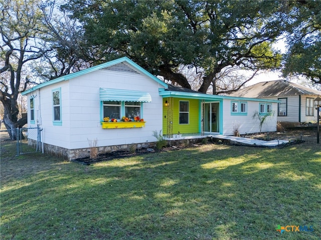 view of front facade with a front lawn