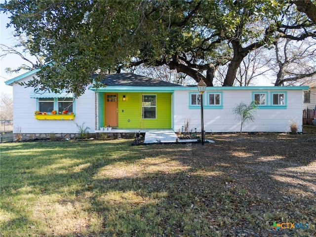 ranch-style house featuring a front yard