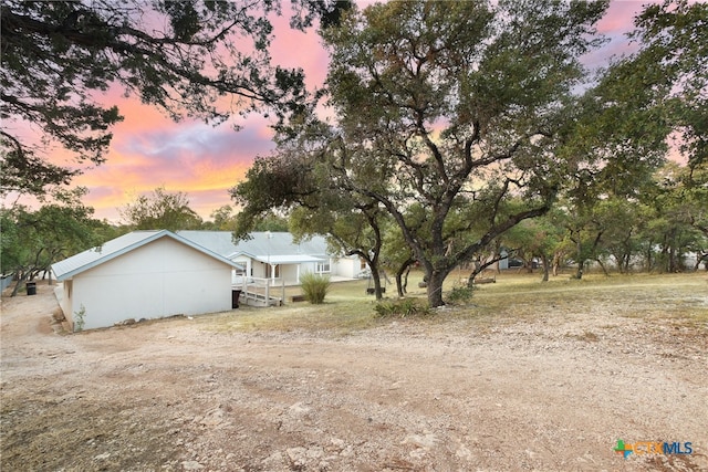 view of yard at dusk