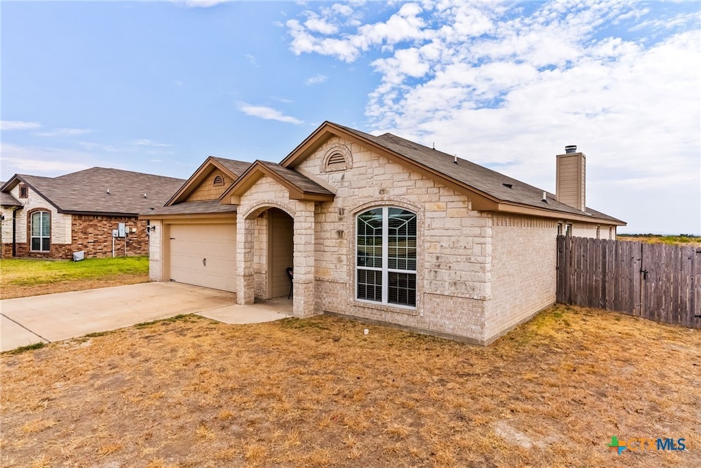 view of front facade featuring a garage and a front yard