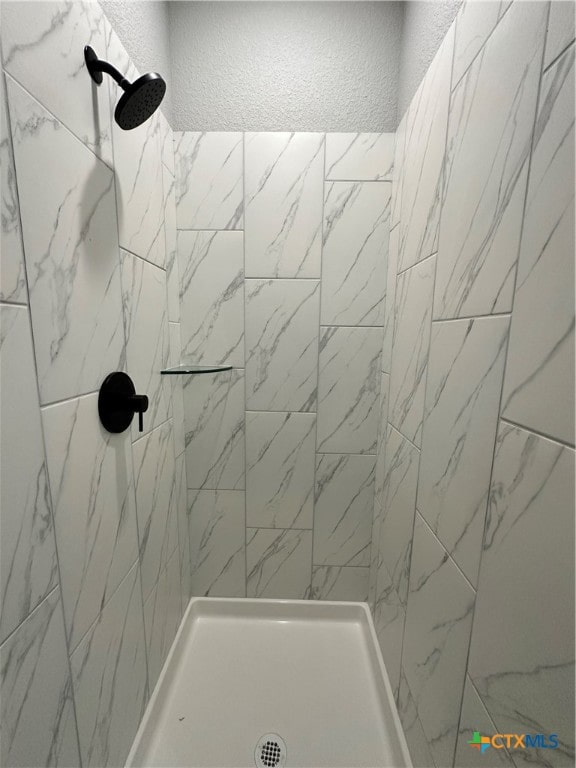 bathroom featuring tiled shower