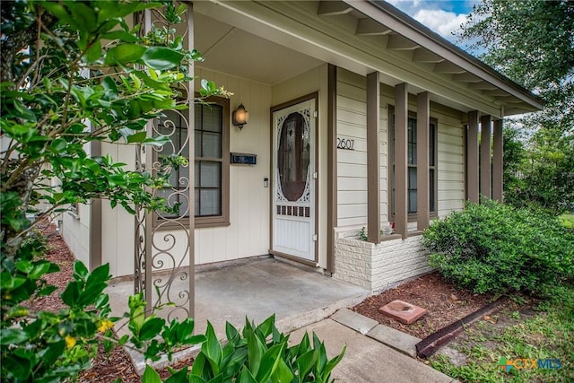 doorway to property with covered porch