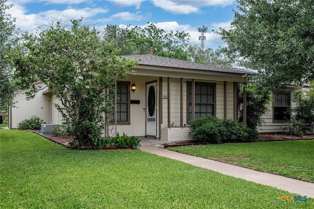 view of front of property featuring a front lawn