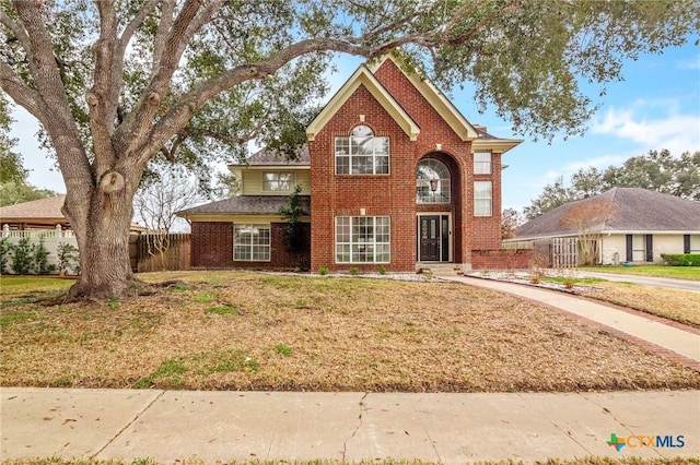 front facade featuring a front yard