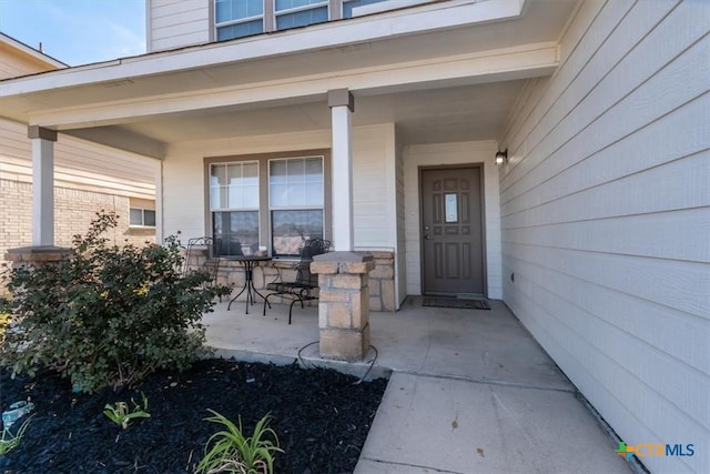 property entrance featuring a porch