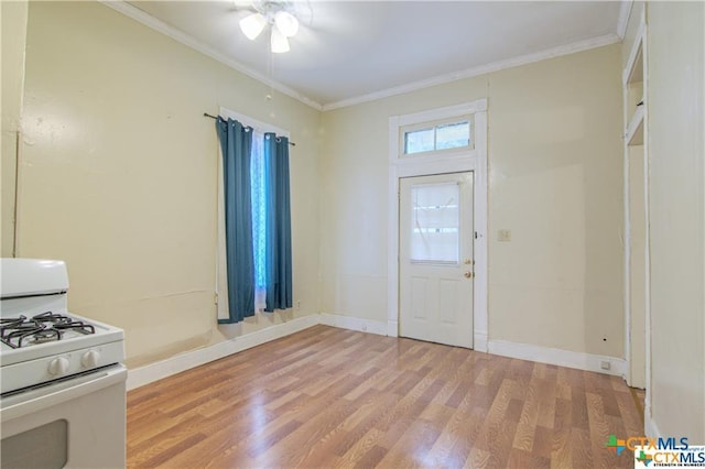 entrance foyer featuring light hardwood / wood-style floors, ceiling fan, and ornamental molding