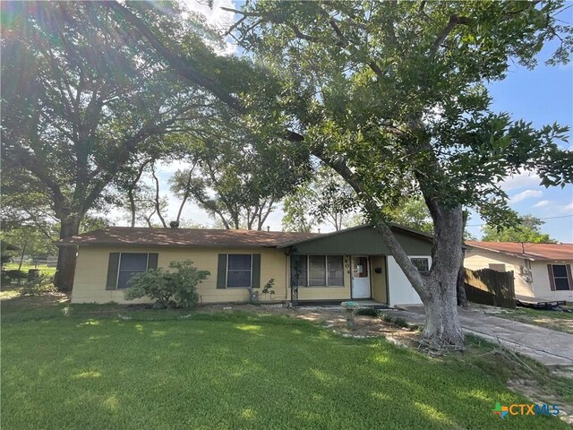 404 Svoboda St, Yoakum, TX 77995 - ranch-style house featuring a front lawn and driveway