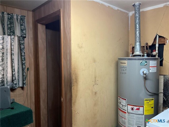 404 Svoboda St, Yoakum, TX 77995 - utility room featuring gas water heater