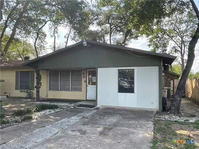 404 Svoboda St, Yoakum, TX 77995 - view of front facade