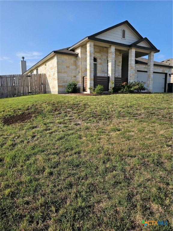 single story home featuring a porch and a front yard