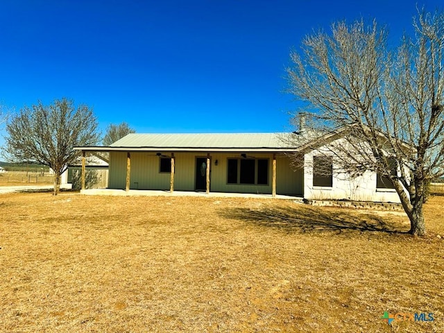 view of front facade with a front lawn