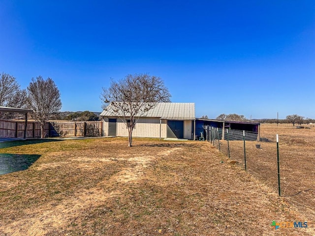 view of yard with an outdoor structure