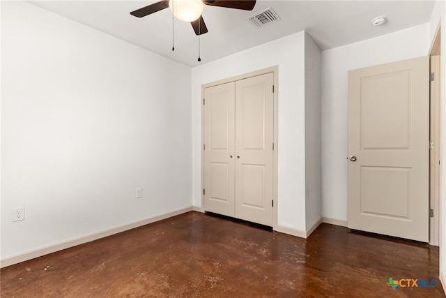 unfurnished bedroom featuring ceiling fan and a closet