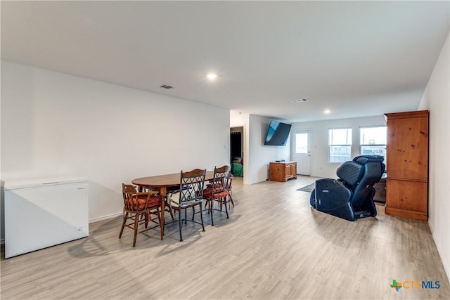 dining room featuring light wood-type flooring, visible vents, and recessed lighting