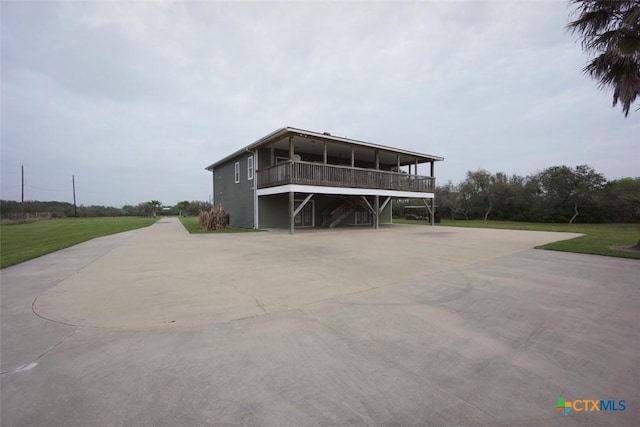 view of front of home with a front lawn and a carport