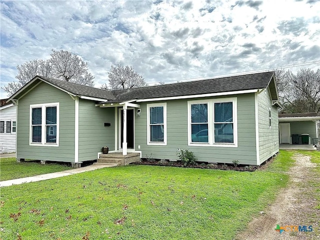 view of front facade featuring a front lawn