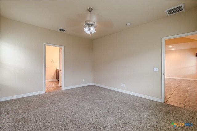 unfurnished room with light carpet and ceiling fan