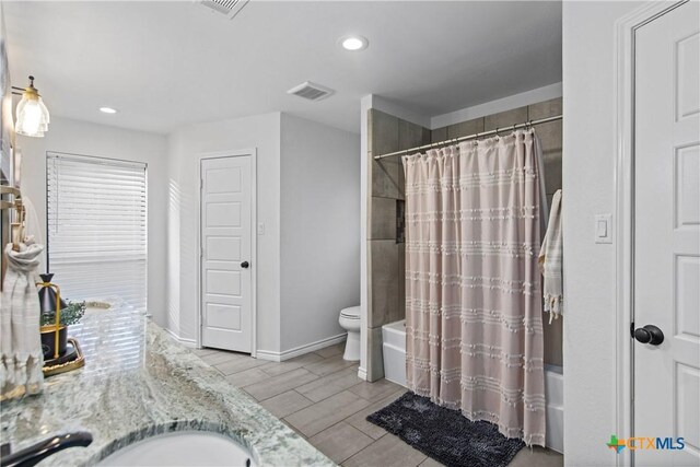701 W Esparada Dr, Georgetown, TX 78628 - full bathroom with shower / bathtub combination with curtain, toilet, recessed lighting, baseboards, and double vanity