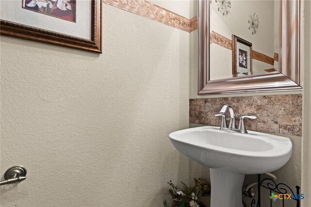 2307 Scott Dr, Copperas Cove, TX 76522 - bathroom with backsplash