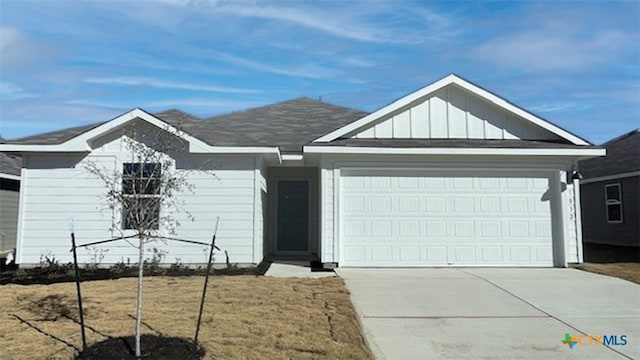 view of front of home featuring a garage and a front yard