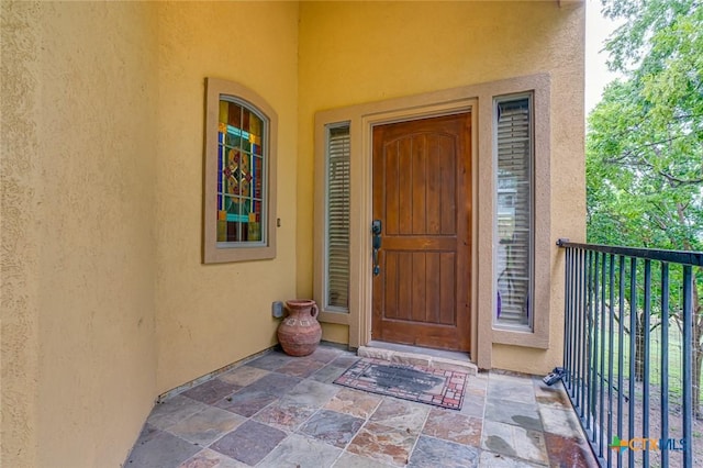 property entrance featuring a balcony