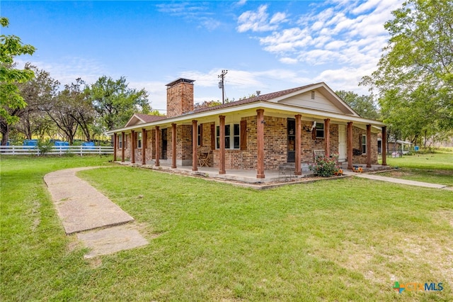 view of front facade featuring a front yard and covered porch