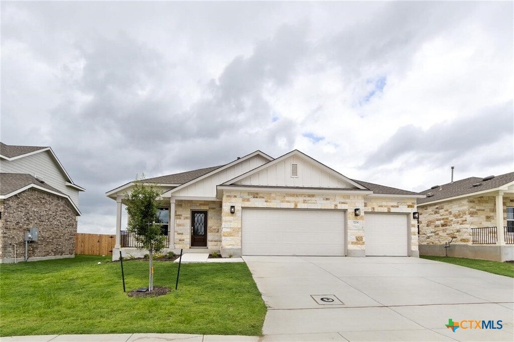 view of front of house featuring a garage and a front yard