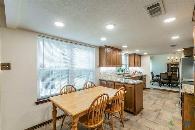 dining room with a textured ceiling, recessed lighting, visible vents, and baseboards