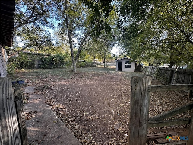 view of yard with an outbuilding