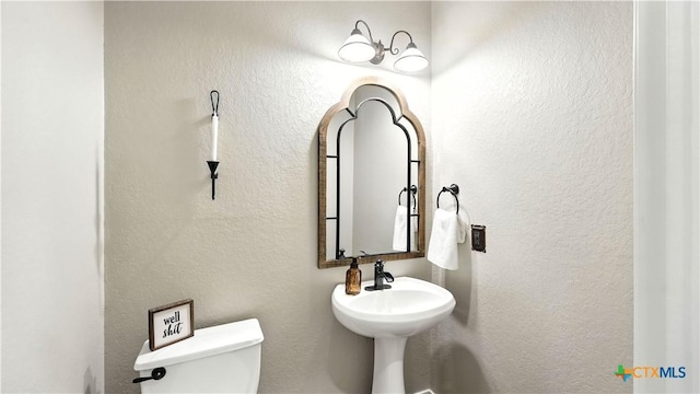 405 Pinnacle Pkwy, New Braunfels, TX 78132 - half bathroom with a textured wall