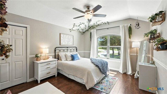 405 Pinnacle Pkwy, New Braunfels, TX 78132 - bedroom with dark wood-style flooring, vaulted ceiling, and ceiling fan