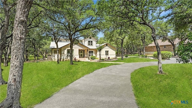 405 Pinnacle Pkwy, New Braunfels, TX 78132 - view of front facade featuring a front yard, curved driveway, and a porch