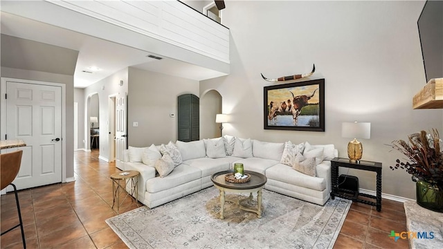 405 Pinnacle Pkwy, New Braunfels, TX 78132 - tiled living area featuring arched walkways and baseboards