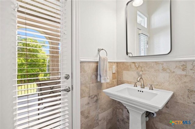 124 Schooner Dr, Lakeway, TX 78738 - bathroom featuring wainscoting and tile walls