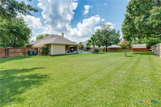 view of yard featuring a swimming pool