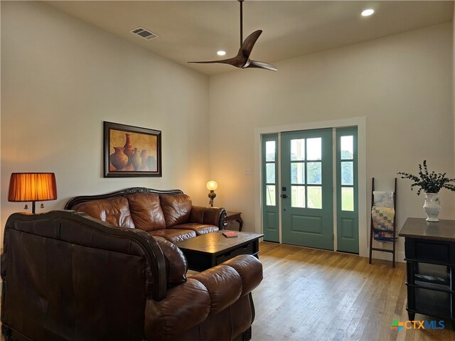 living area featuring light wood-style floors, recessed lighting, visible vents, and ceiling fan