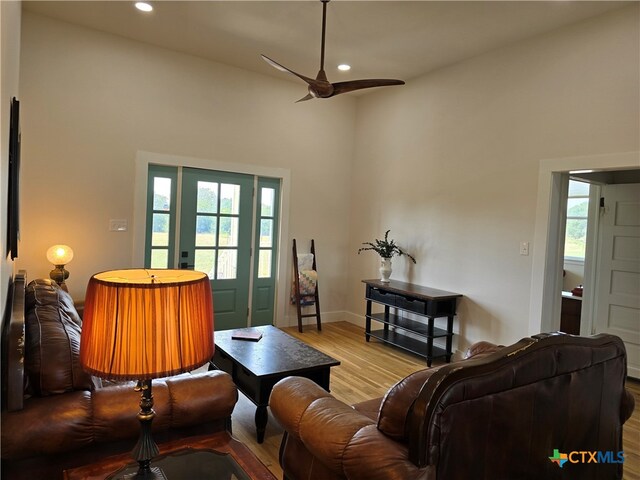 living area featuring light wood-style floors, ceiling fan, baseboards, and recessed lighting