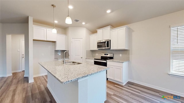 4024 Hayes Ct, Belton, TX 76513 - kitchen featuring stainless steel appliances, a sink, light wood-style floors, backsplash, and recessed lighting